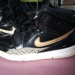 Jordan Legacy 312  'Black Metallic Gold' in Size 3Y